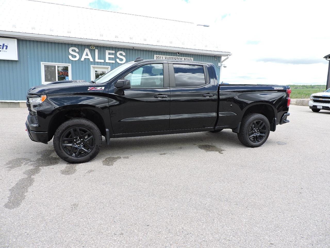 2024 Chevrolet Silverado 1500 LT/ Trail Boss 6.2L 4X4 Z71 Only 56000 KMS Photo