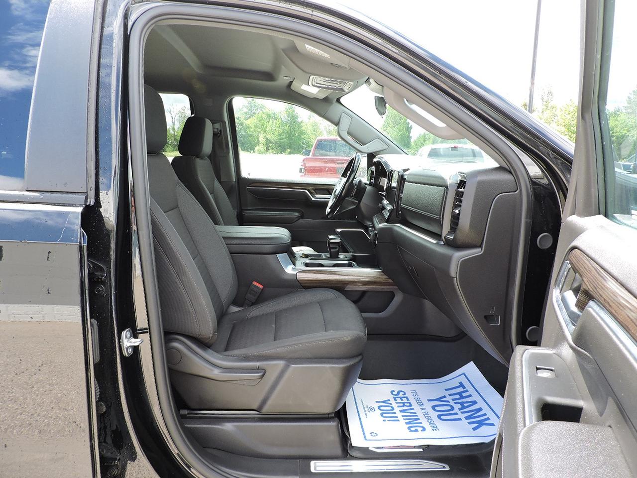 2024 Chevrolet Silverado 1500 LT/ Trail Boss 6.2L 4X4 Z71 Only 56000 KMS Photo