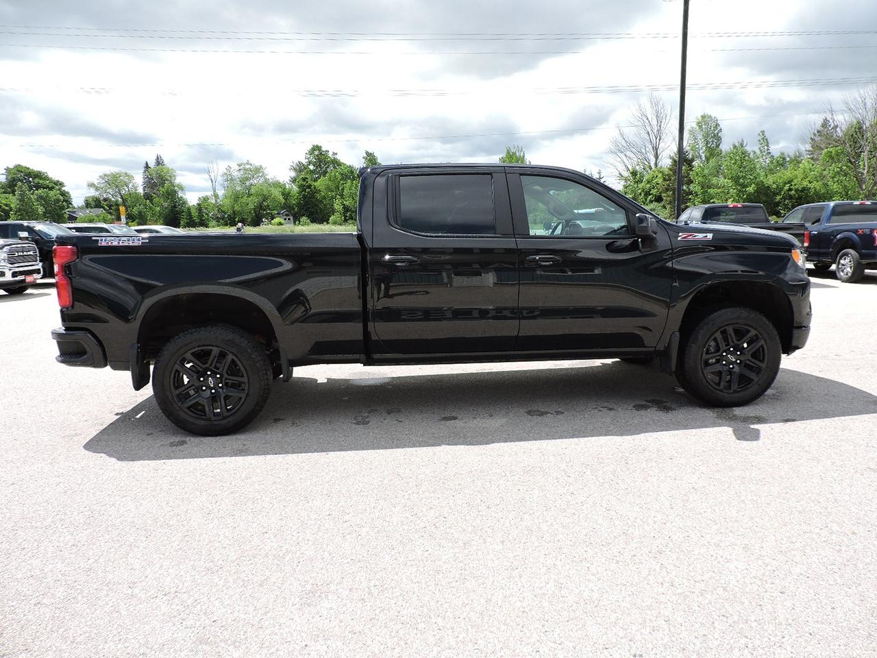 2024 Chevrolet Silverado 1500 LT/ Trail Boss 6.2L 4X4 Z71 Only 56000 KMS Photo