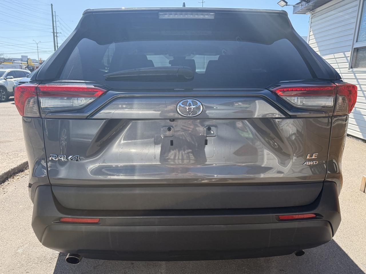 2019 Toyota RAV4 AWD LE *LOW KM* Photo