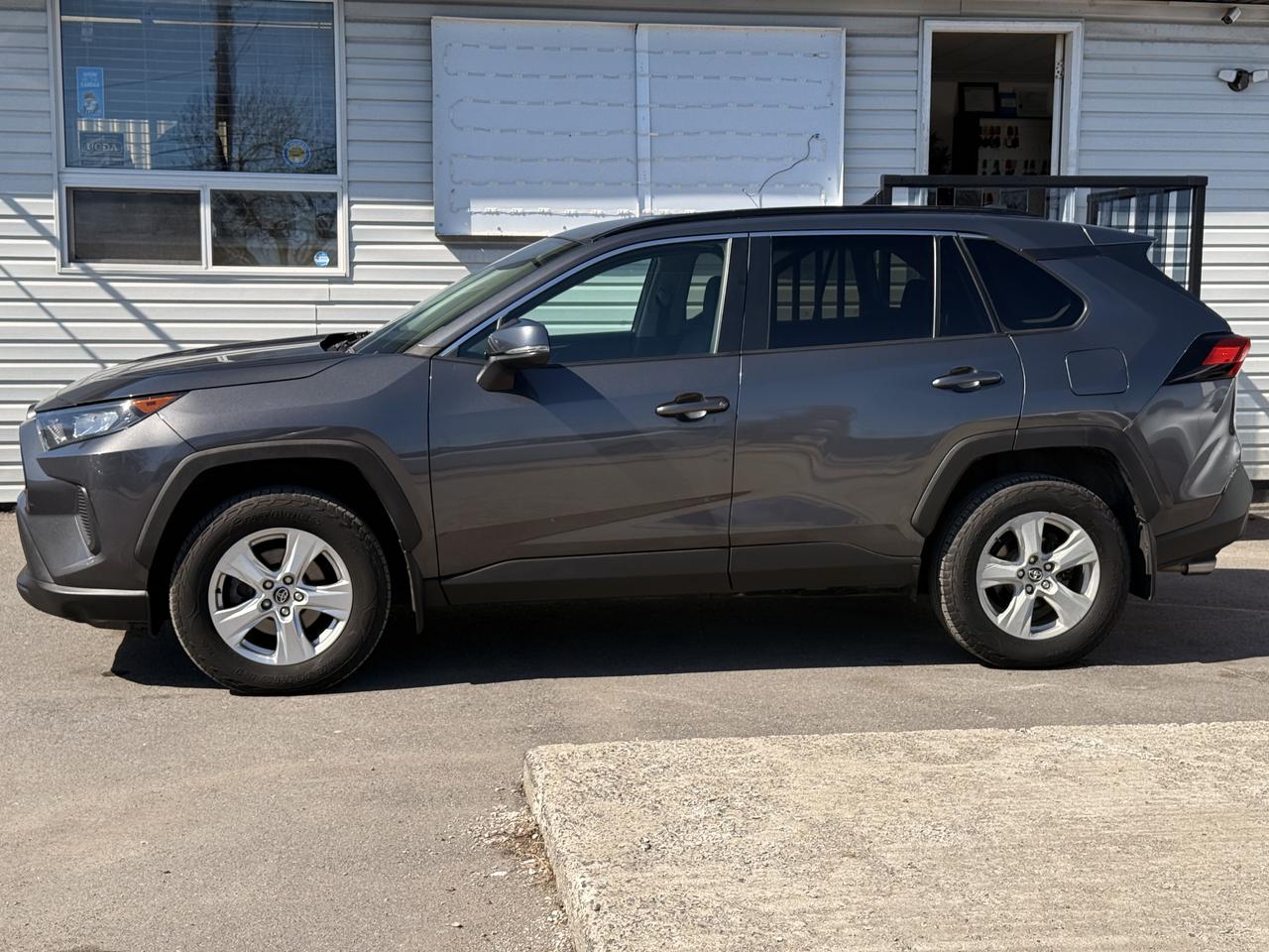 2019 Toyota RAV4 AWD LE *LOW KM* Photo