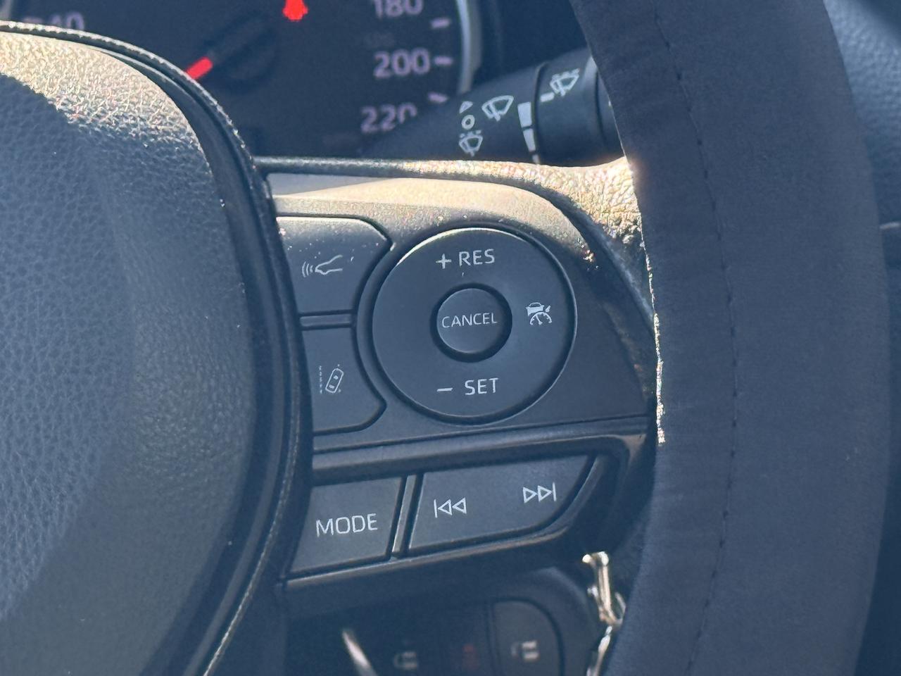 2019 Toyota RAV4 AWD LE *LOW KM* Photo