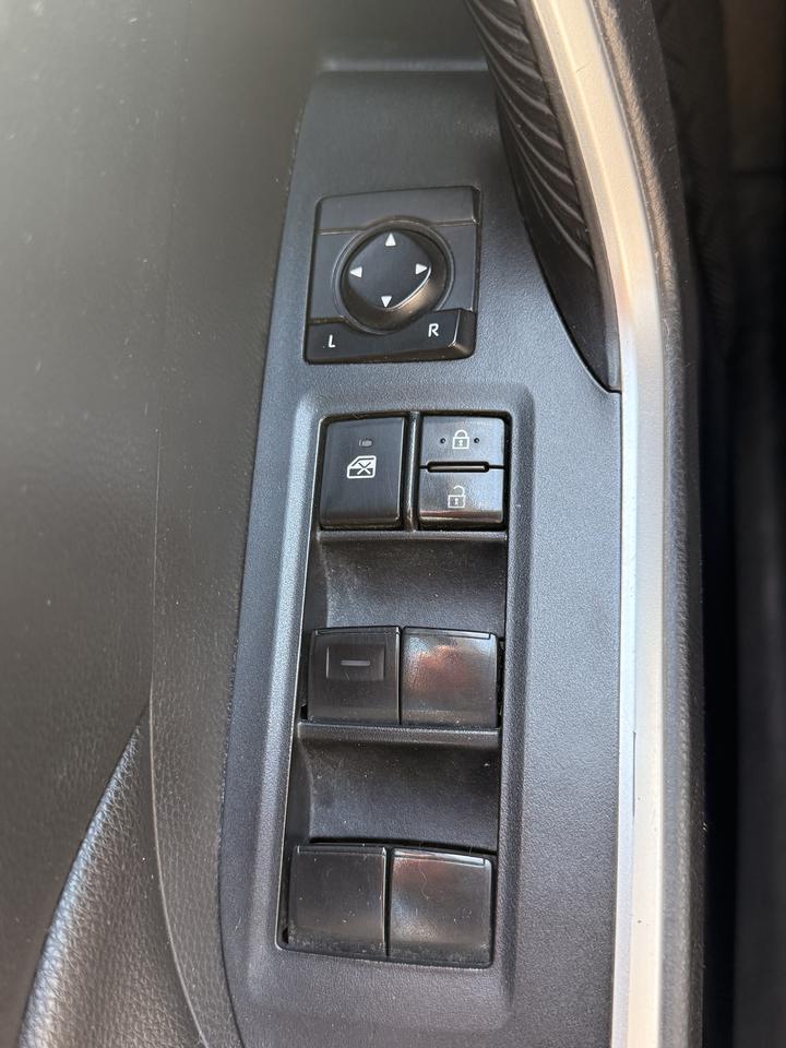 2019 Toyota RAV4 AWD LE *LOW KM* Photo