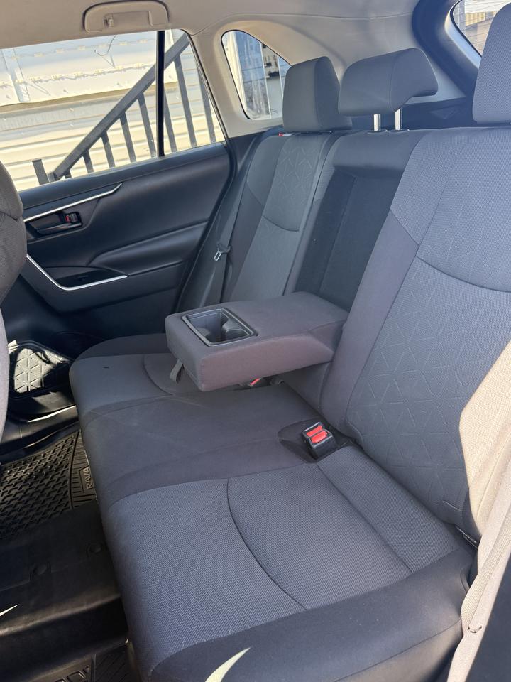 2019 Toyota RAV4 AWD LE *LOW KM* Photo