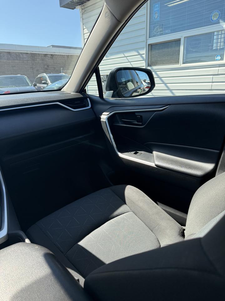 2019 Toyota RAV4 AWD LE *LOW KM* Photo