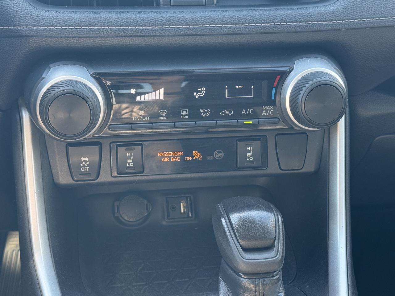 2019 Toyota RAV4 AWD LE *LOW KM* Photo