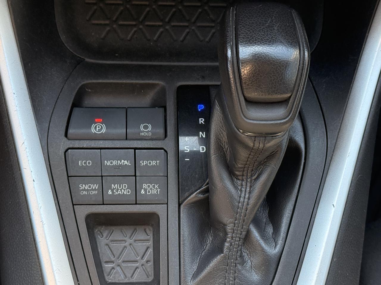 2019 Toyota RAV4 AWD LE *LOW KM* Photo