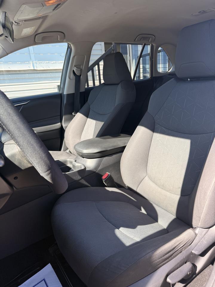 2019 Toyota RAV4 AWD LE *LOW KM* Photo