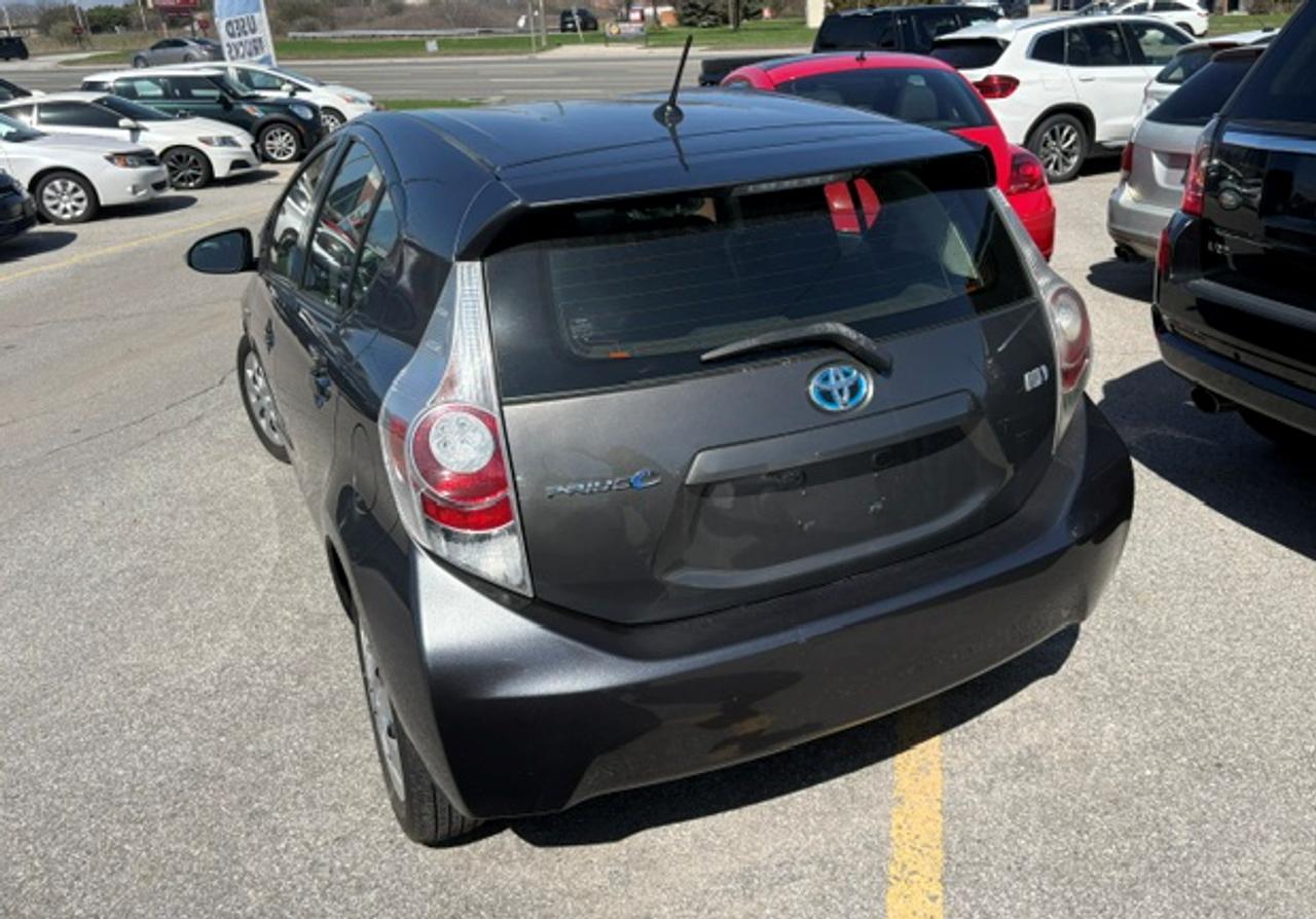 2014 Toyota Prius c  Photo3