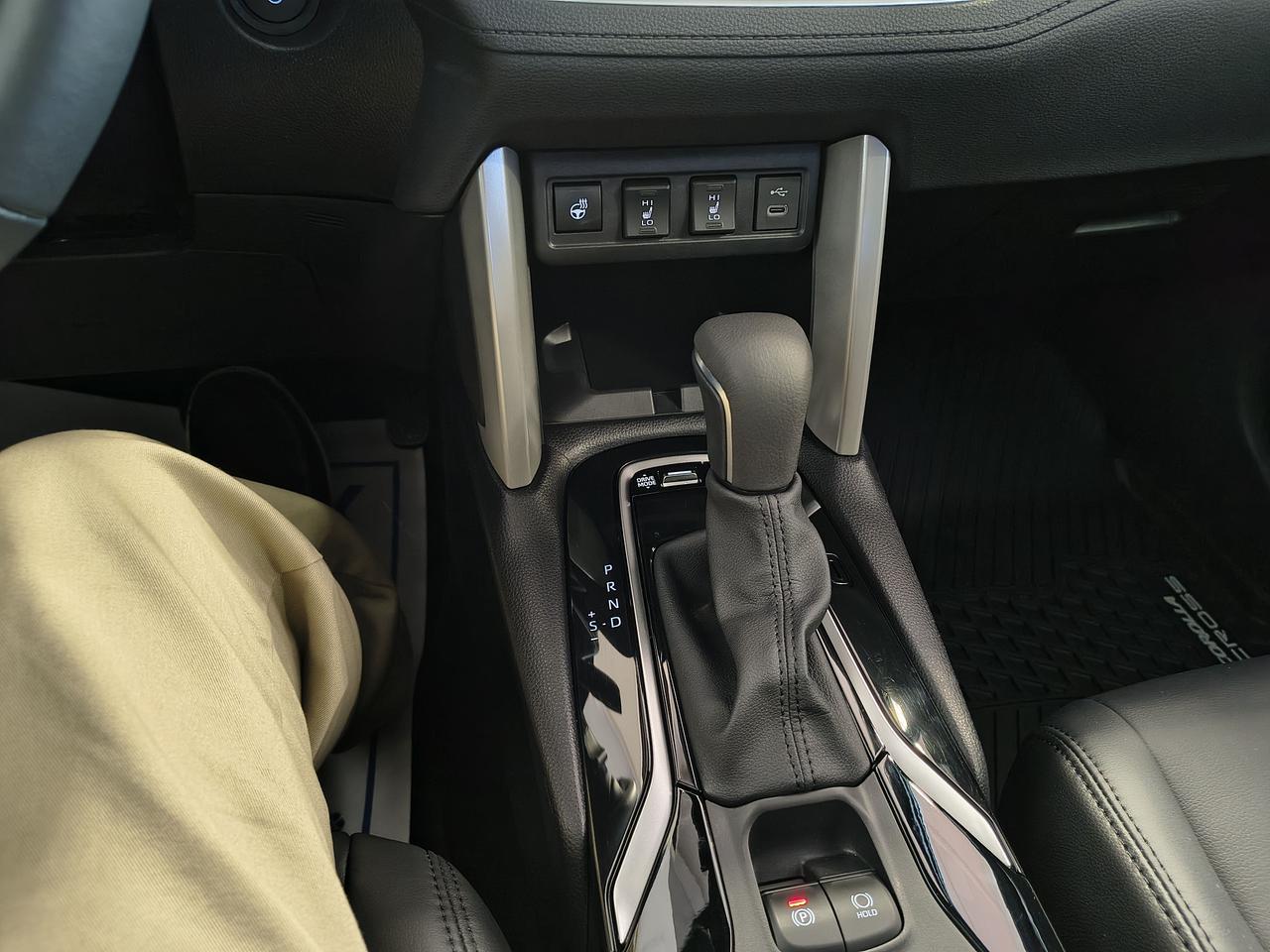 2025 Toyota Corolla Cross HYBRID SE Photo0