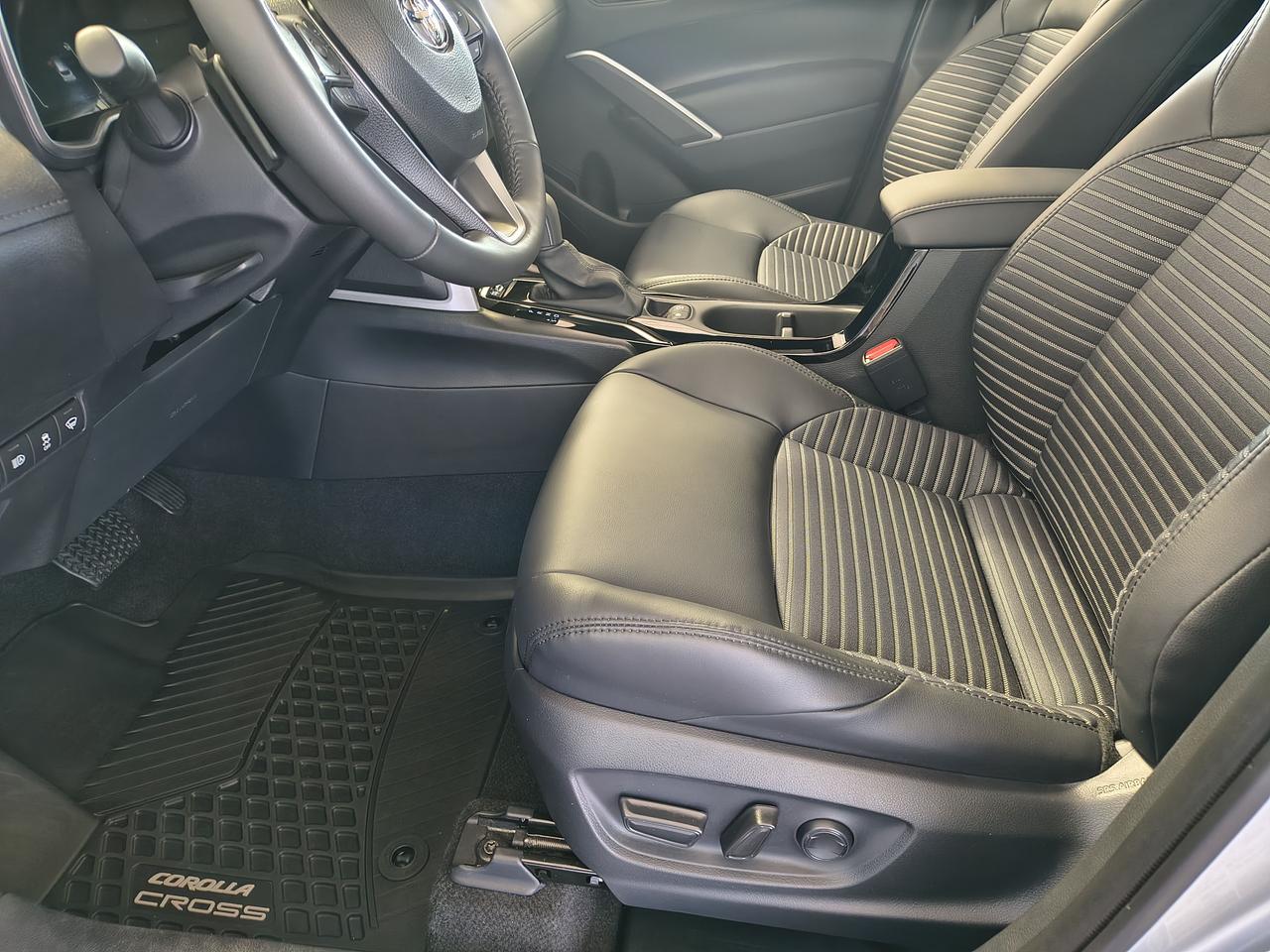 2025 Toyota Corolla Cross HYBRID SE Photo