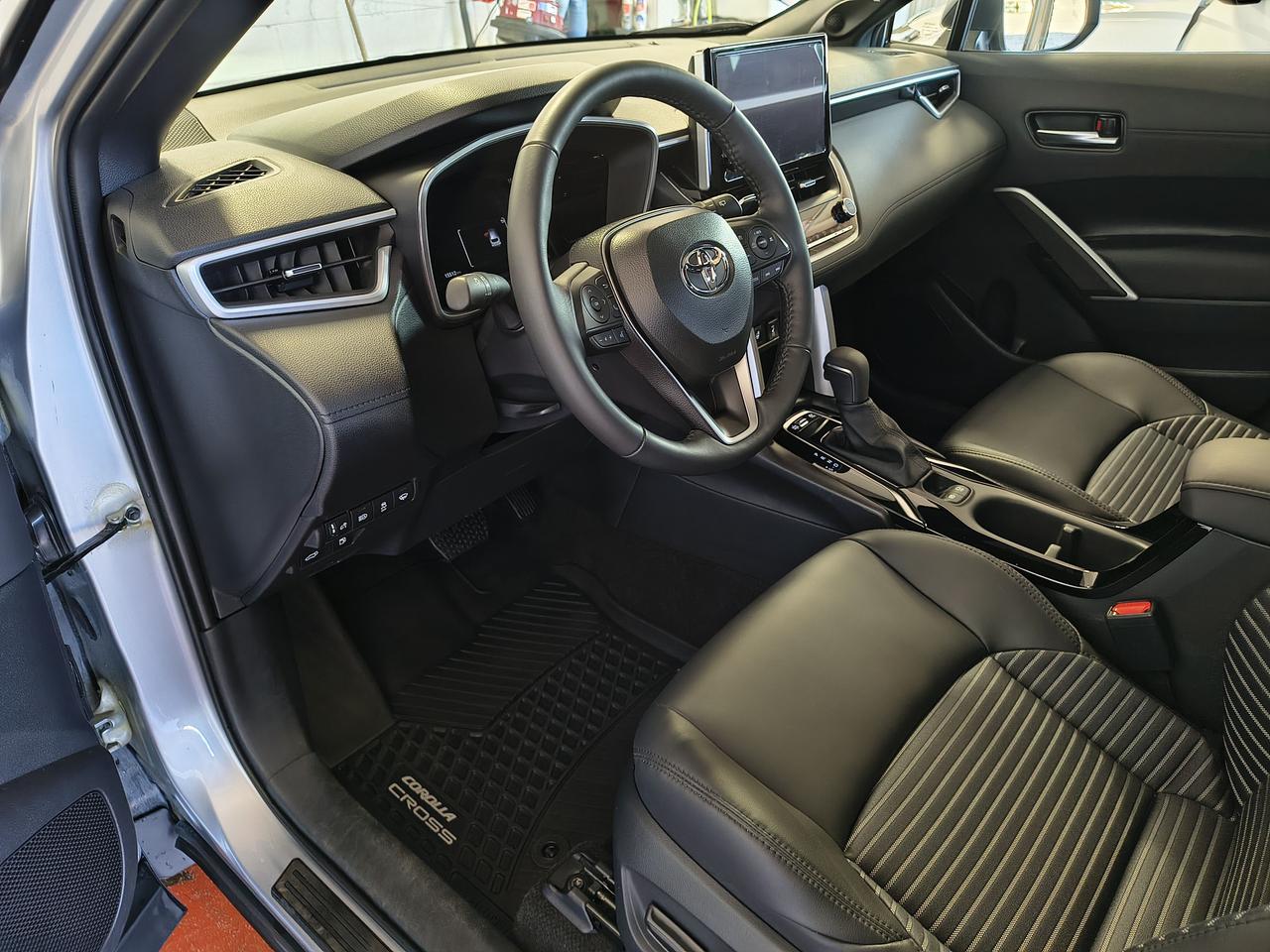 2025 Toyota Corolla Cross HYBRID SE Photo0