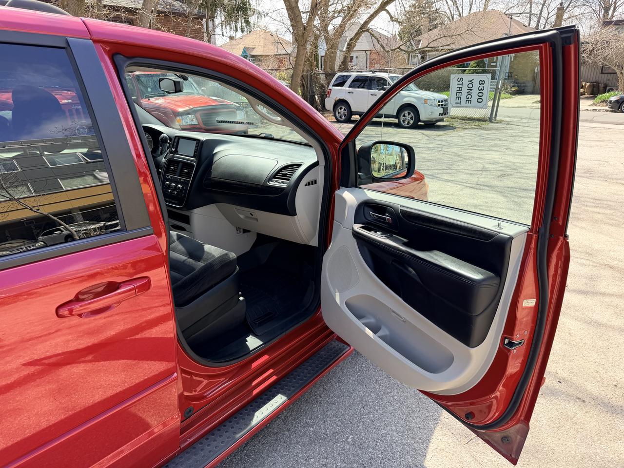 2015 Dodge Grand Caravan SXT Photo