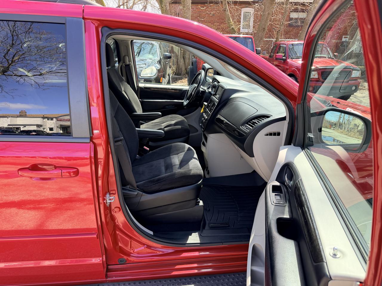 2015 Dodge Grand Caravan SXT Photo