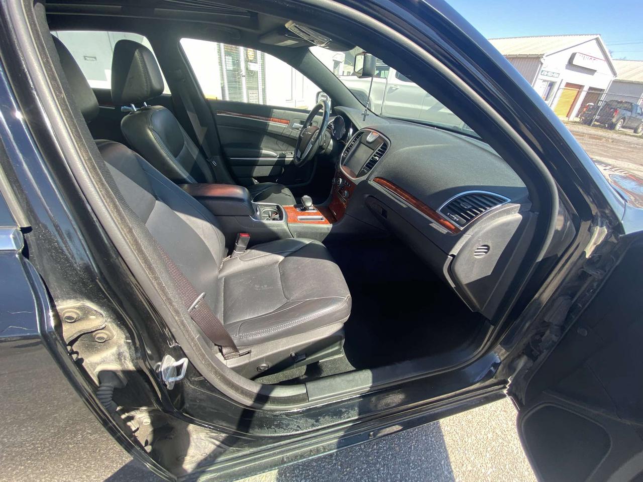 2013 Chrysler 300 4dr Sdn Touring RWD - Photo #10