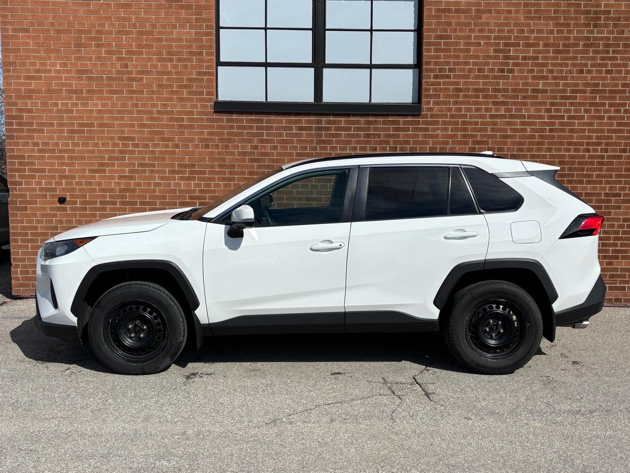2021 Toyota RAV4 LE AWD Photo2