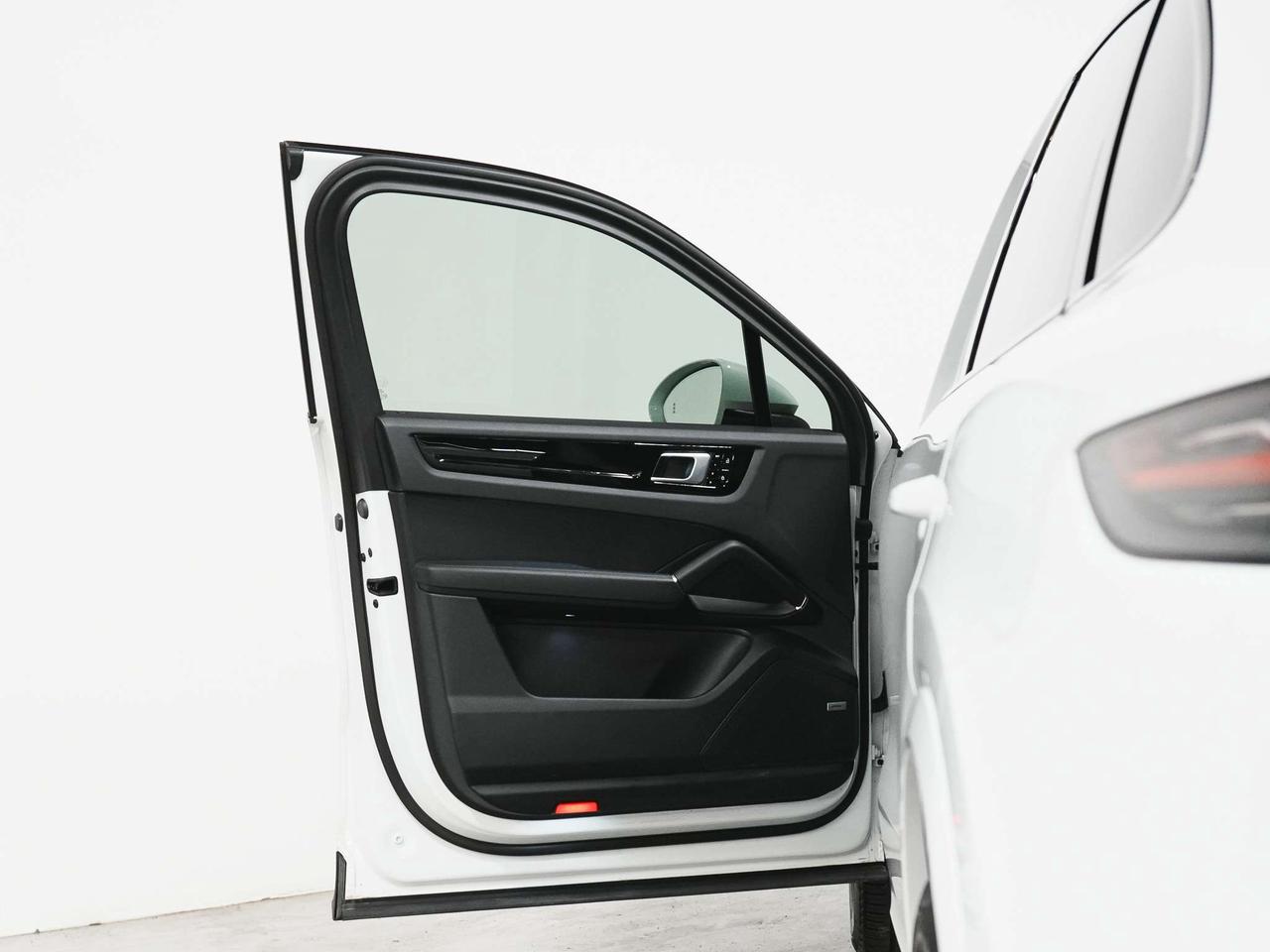 2020 Porsche Cayenne PREMIUM PKG | BOSE | PANO | 21 IN Photo