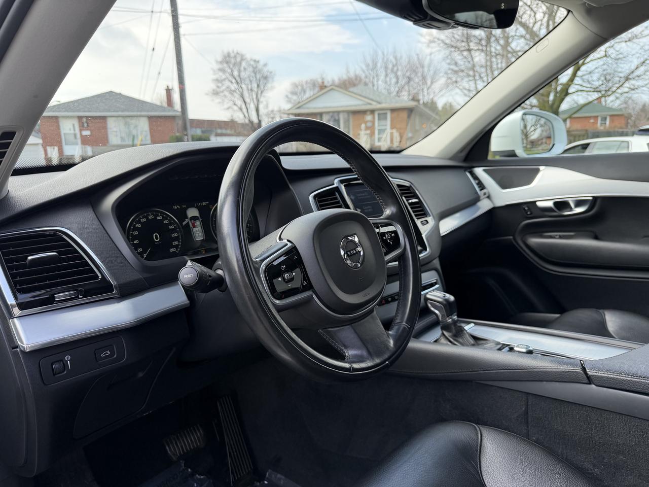 2018 Volvo XC90 T6 AWD Momentum Photo