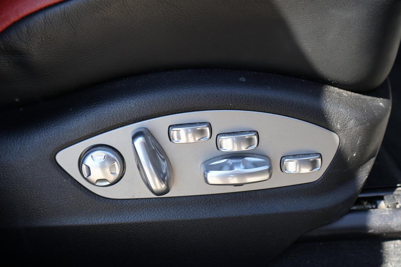 2017 Porsche Macan | | CD Player | Photo