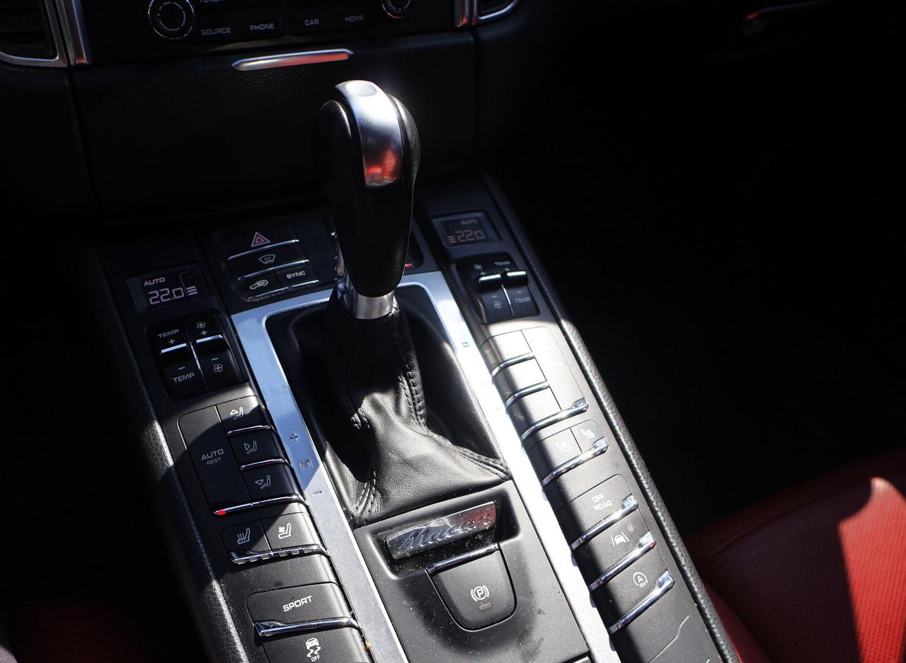 2017 Porsche Macan | | CD Player | Photo