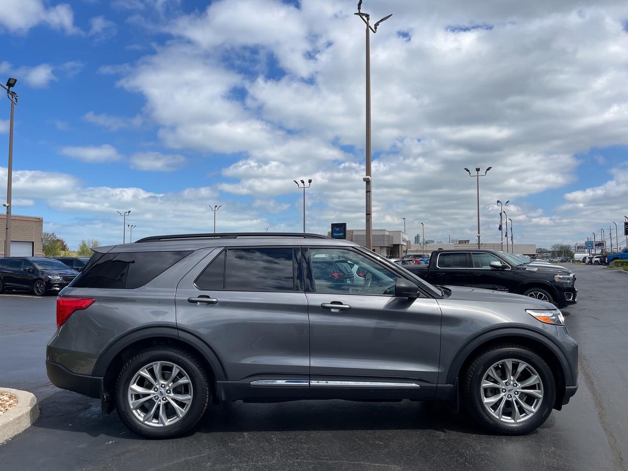 2021 Ford Explorer  Photo3