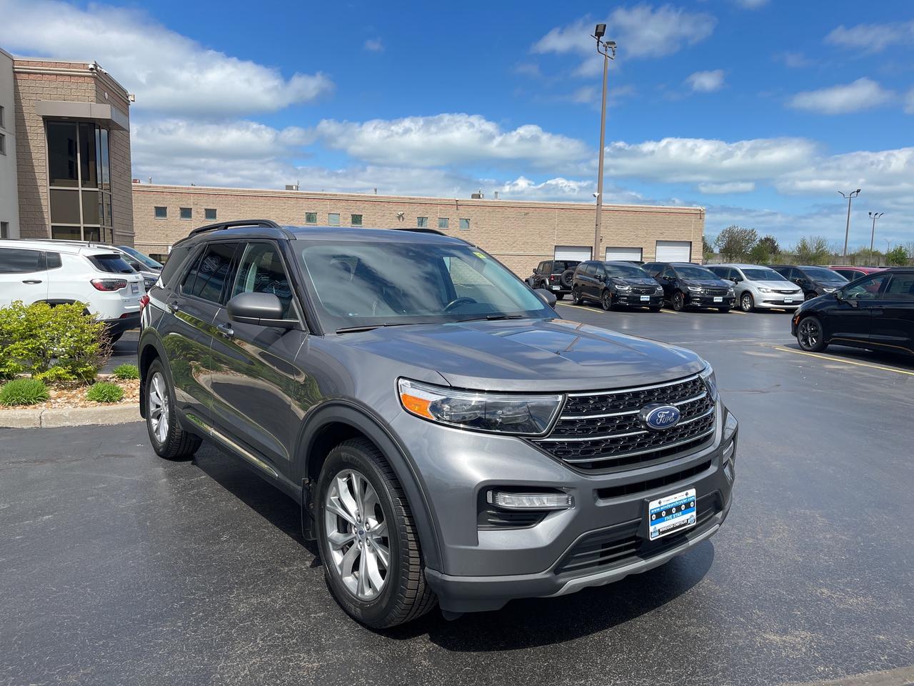2021 Ford Explorer  Photo2