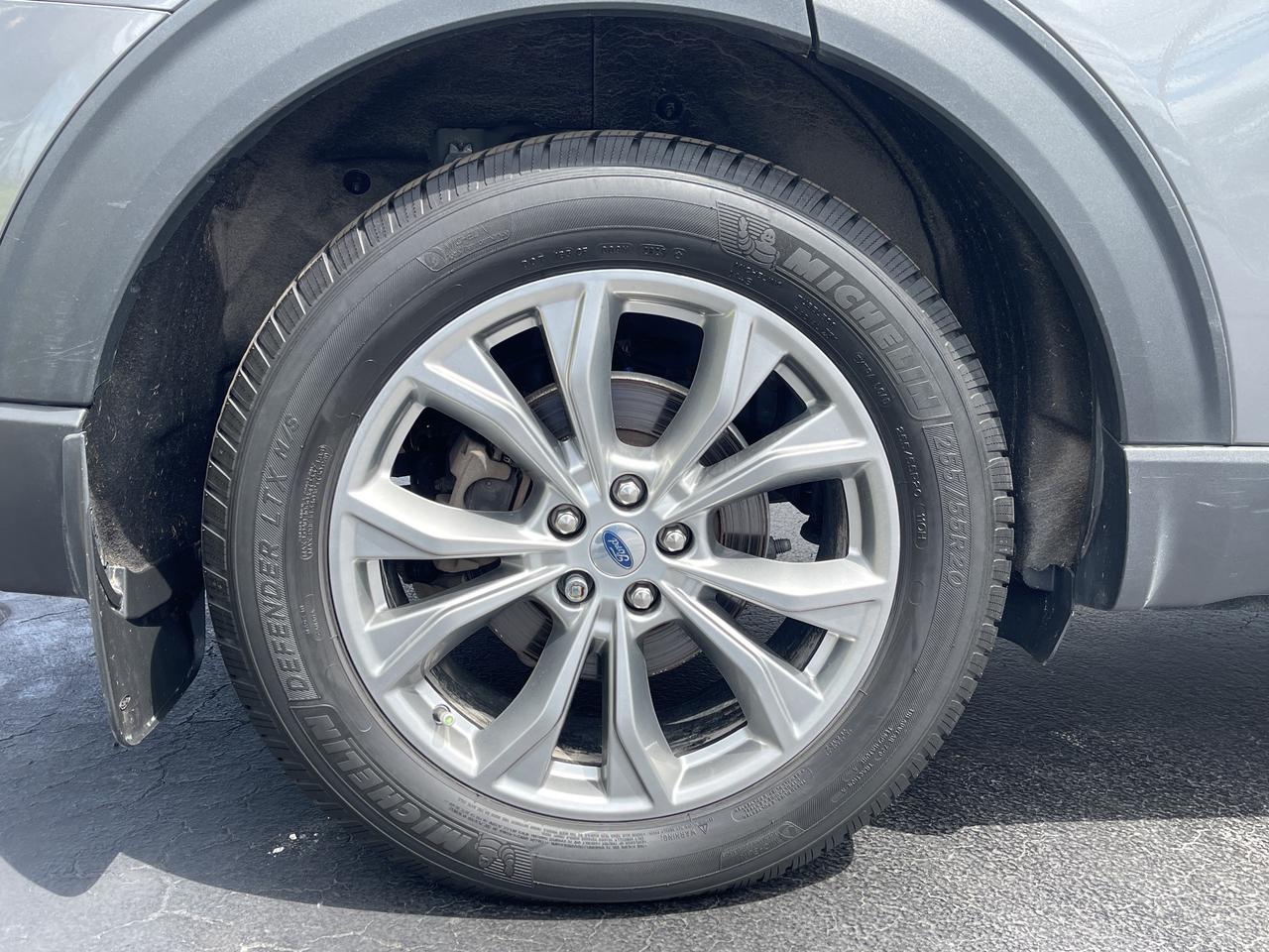2021 Ford Explorer  Photo4