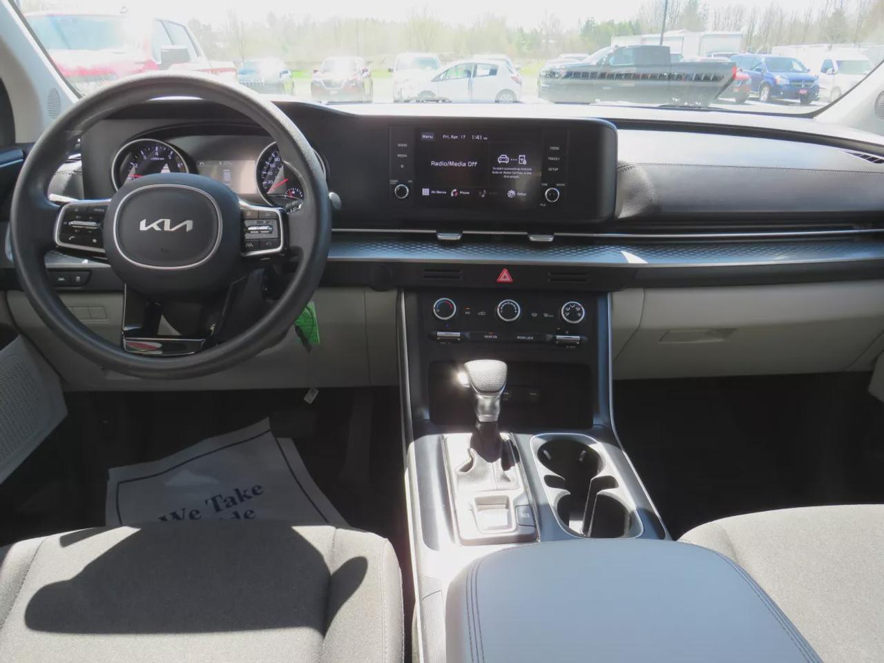 2022 Kia Carnival LX | Clean Title No Accidents | 7 passenger | Stow and Go Seating | Digital Touchscreen | Reverse Camera | USB | Aux Photo