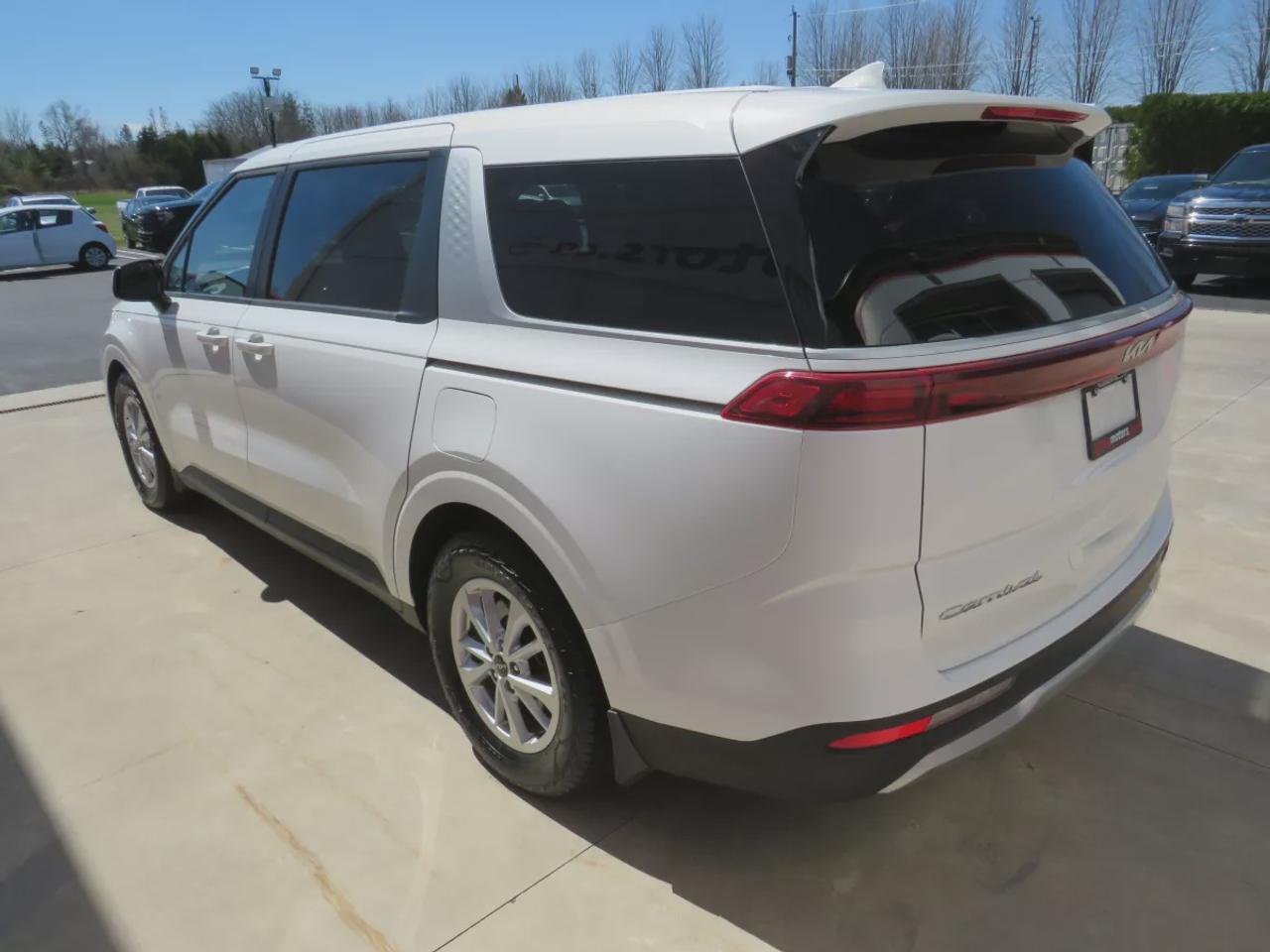 2022 Kia Carnival LX | Clean Title No Accidents | 7 passenger | Stow and Go Seating | Digital Touchscreen | Reverse Camera | USB | Aux Photo
