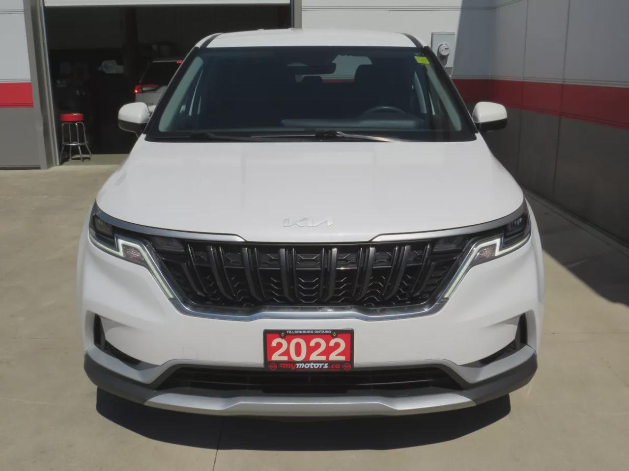 2022 Kia Carnival LX | Clean Title No Accidents | 7 passenger | Stow and Go Seating | Digital Touchscreen | Reverse Camera | USB | Aux Photo