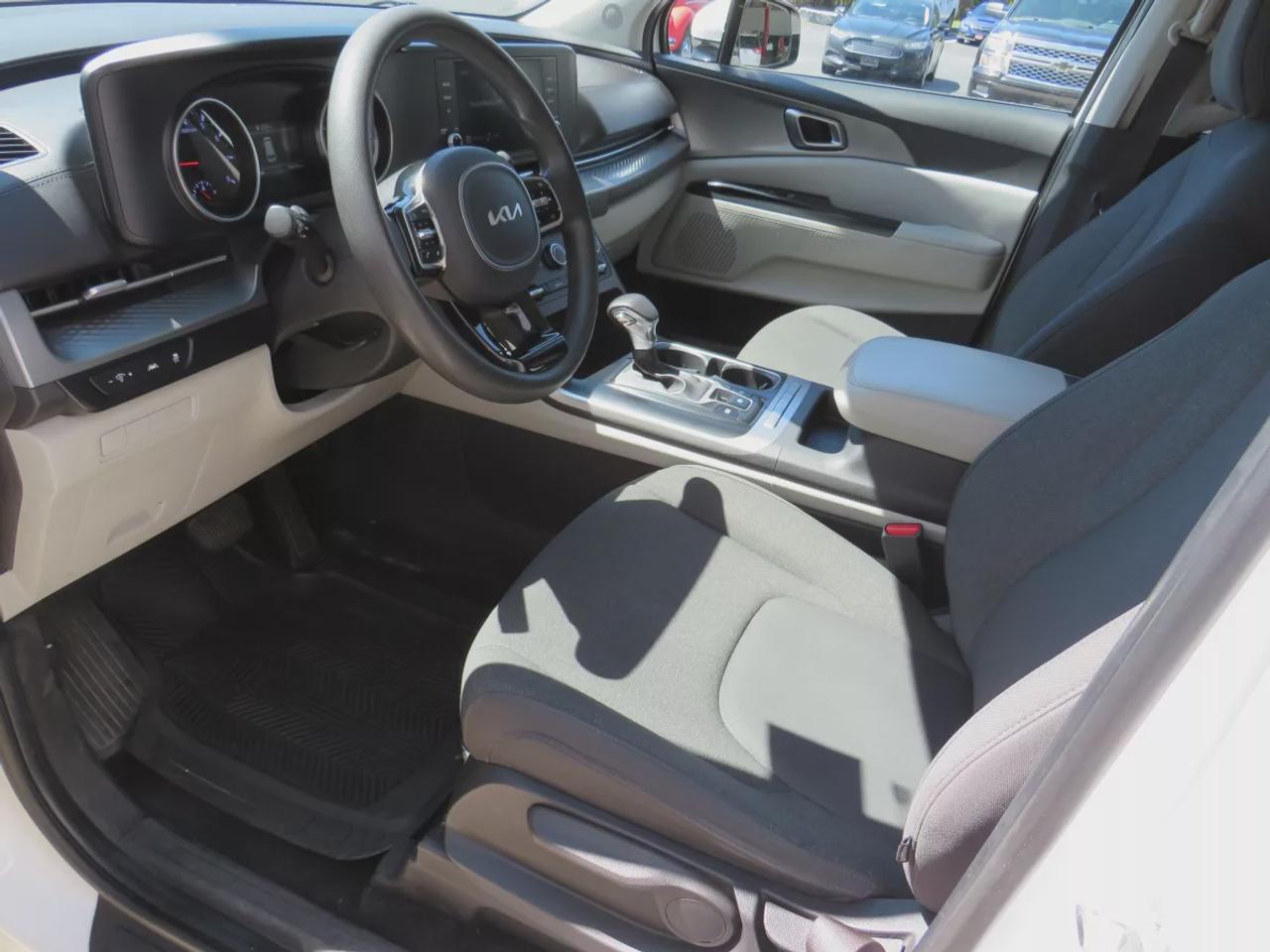 2022 Kia Carnival LX | Clean Title No Accidents | 7 passenger | Stow and Go Seating | Digital Touchscreen | Reverse Camera | USB | Aux Photo