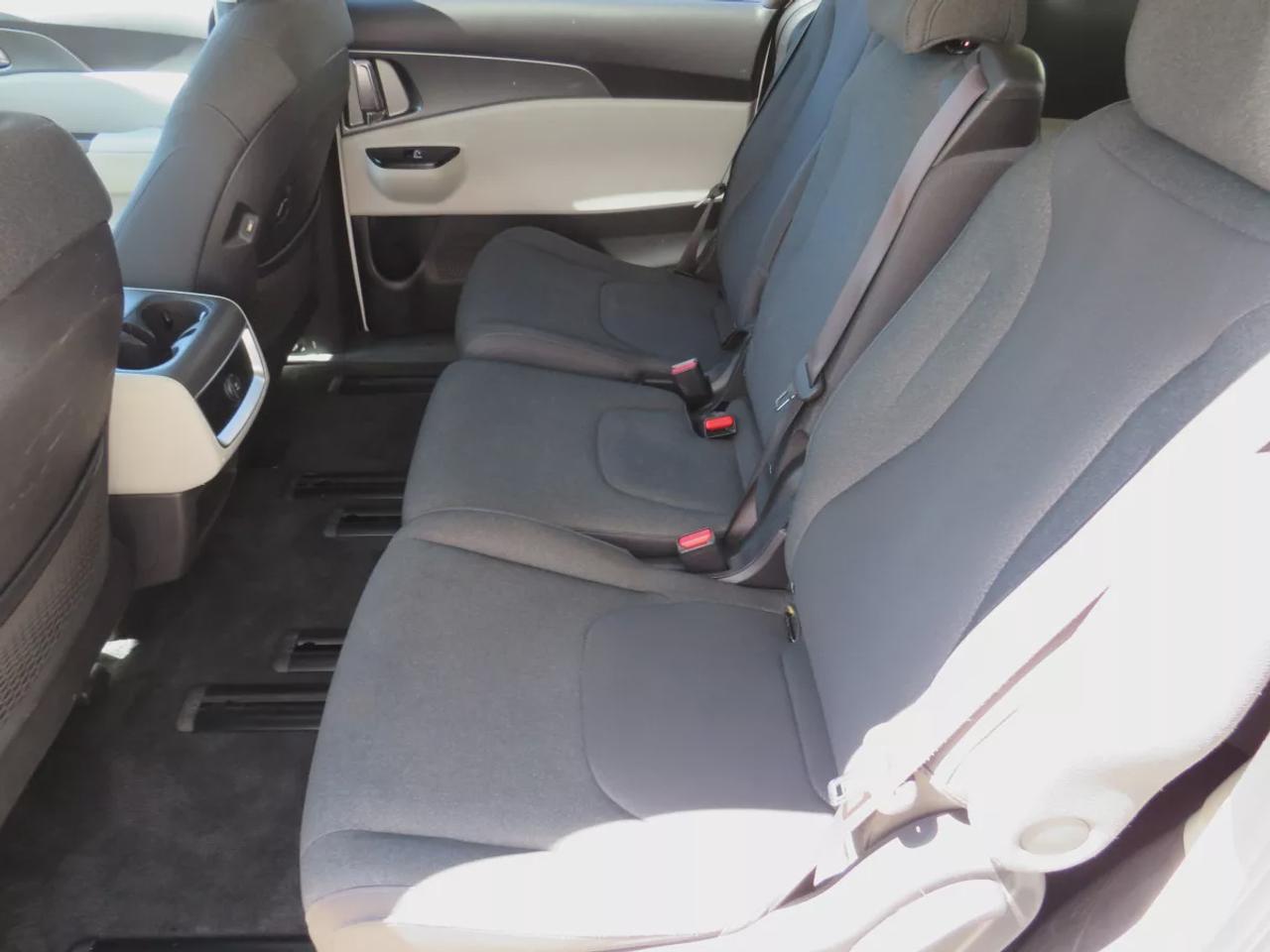 2022 Kia Carnival LX | Clean Title No Accidents | 7 passenger | Stow and Go Seating | Digital Touchscreen | Reverse Camera | USB | Aux Photo