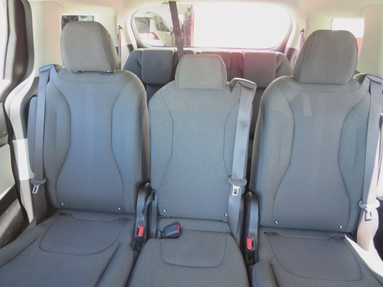 2022 Kia Carnival LX | Clean Title No Accidents | 7 passenger | Stow and Go Seating | Digital Touchscreen | Reverse Camera | USB | Aux Photo