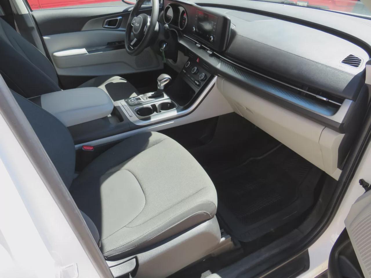 2022 Kia Carnival LX | Clean Title No Accidents | 7 passenger | Stow and Go Seating | Digital Touchscreen | Reverse Camera | USB | Aux Photo