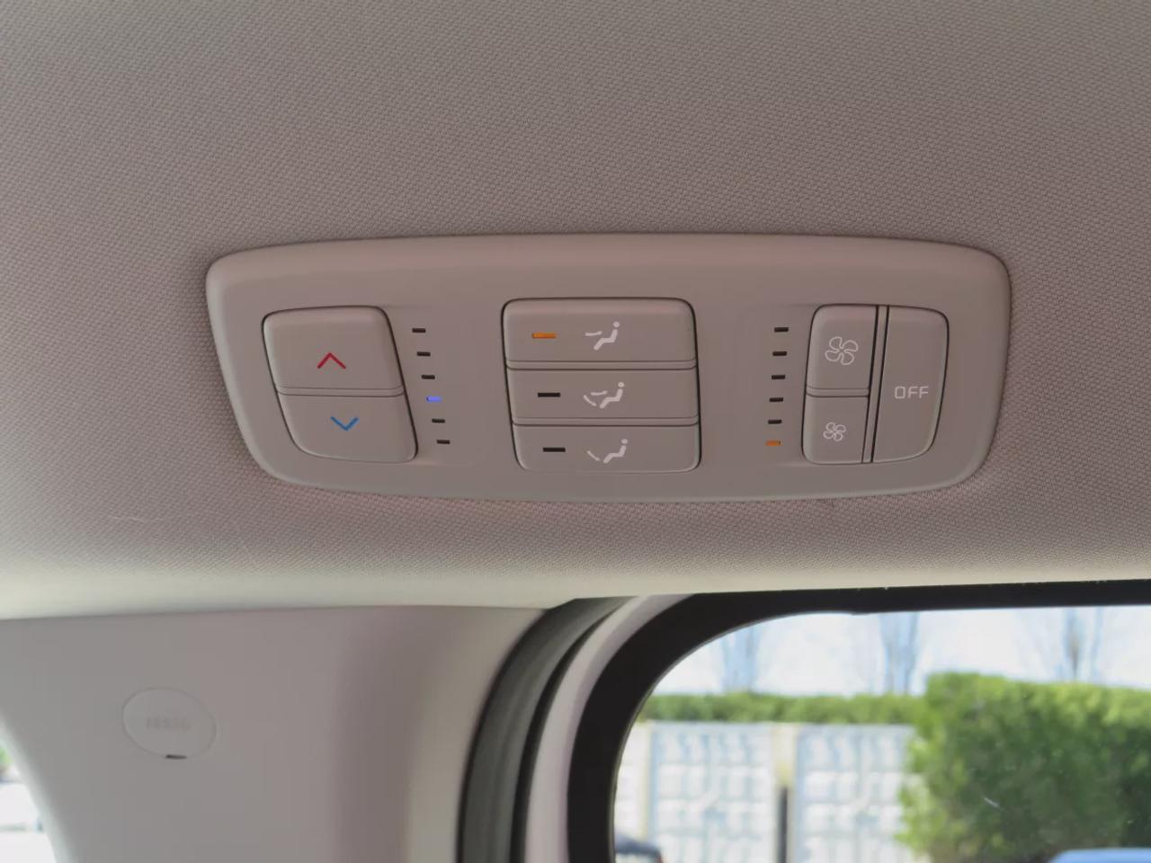 2022 Kia Carnival LX | Clean Title No Accidents | 7 passenger | Stow and Go Seating | Digital Touchscreen | Reverse Camera | USB | Aux Photo