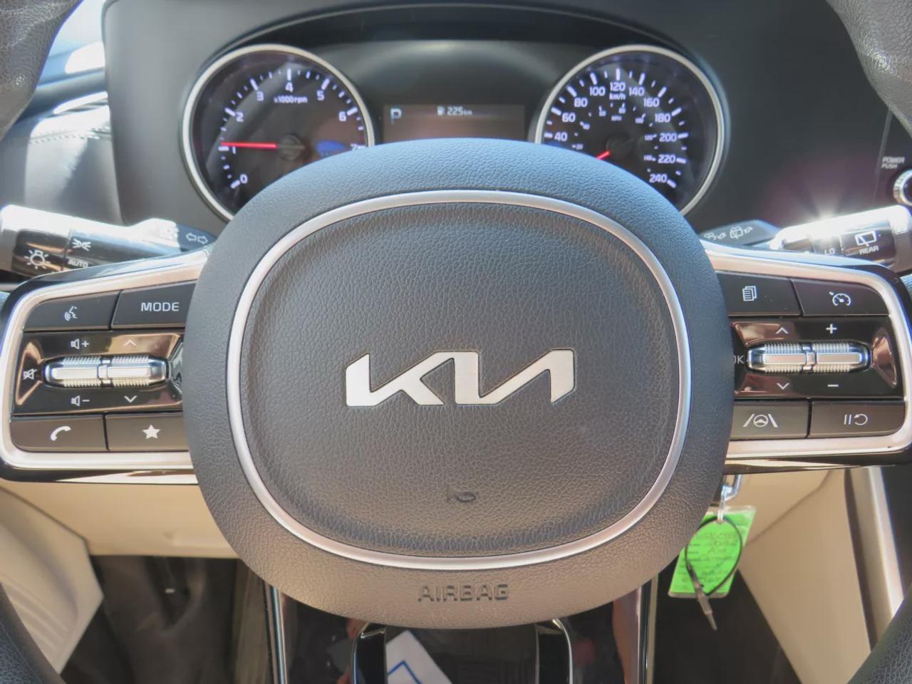 2022 Kia Carnival LX | Clean Title No Accidents | 7 passenger | Stow and Go Seating | Digital Touchscreen | Reverse Camera | USB | Aux Photo