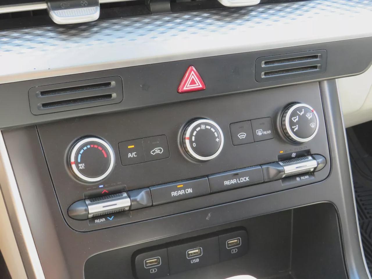 2022 Kia Carnival LX | Clean Title No Accidents | 7 passenger | Stow and Go Seating | Digital Touchscreen | Reverse Camera | USB | Aux Photo