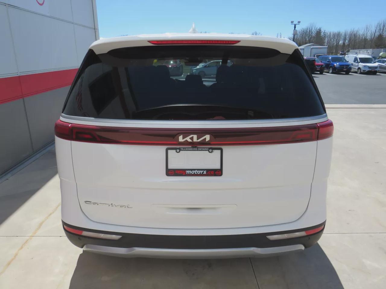 2022 Kia Carnival LX | Clean Title No Accidents | 7 passenger | Stow and Go Seating | Digital Touchscreen | Reverse Camera | USB | Aux Photo