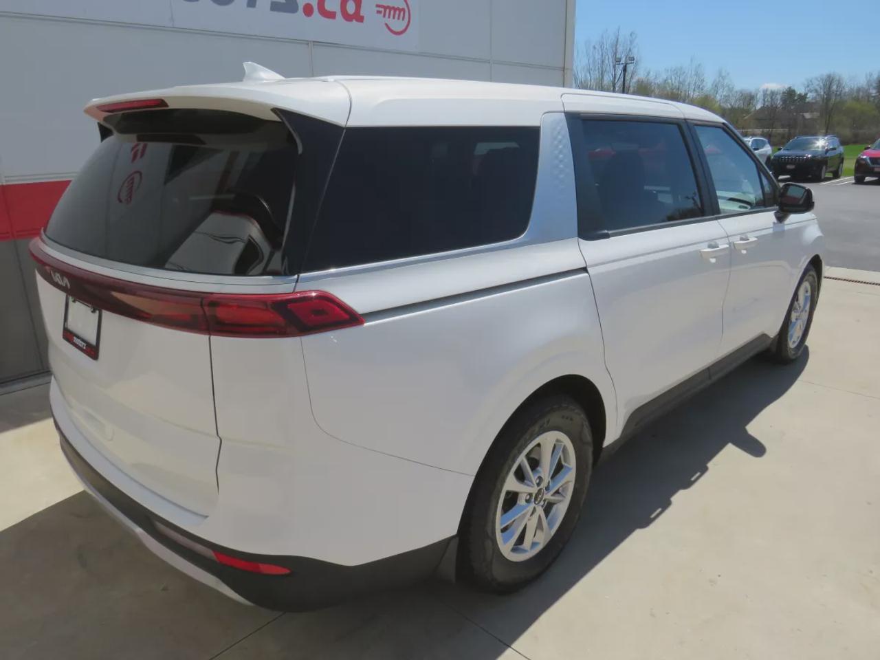 2022 Kia Carnival LX | Clean Title No Accidents | 7 passenger | Stow and Go Seating | Digital Touchscreen | Reverse Camera | USB | Aux Photo
