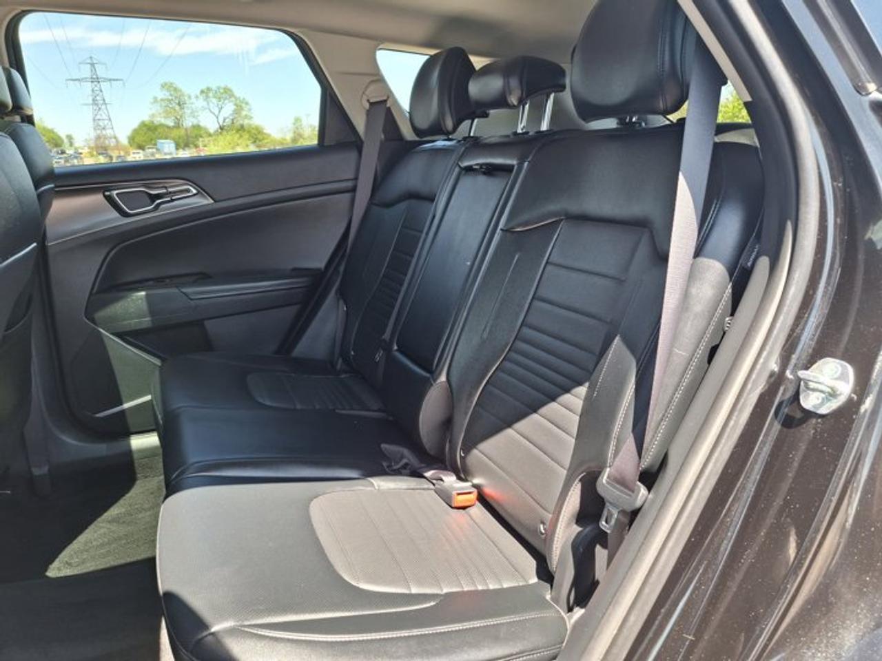 2024 Kia Sportage EX Premium AWD | Leather | Pano Roof | Cooled + Heated Seats | Power Liftgate | Nav | and More ! Photo