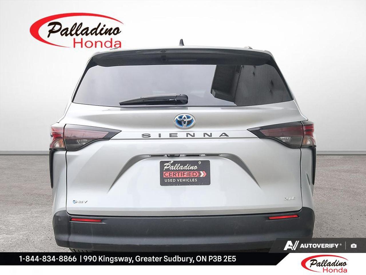 2025 Toyota Sienna LE Photo4