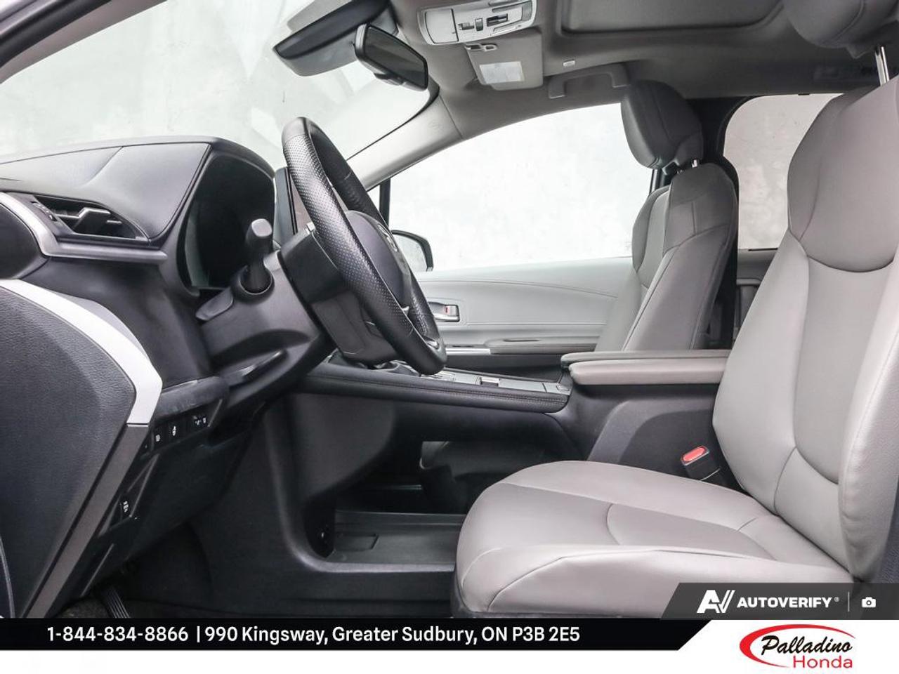 2025 Toyota Sienna LE Photo
