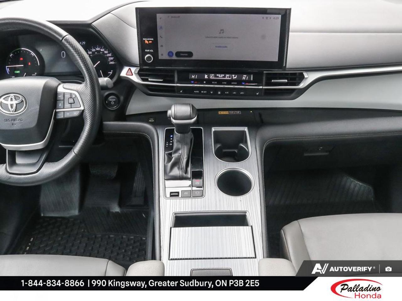 2025 Toyota Sienna LE Photo