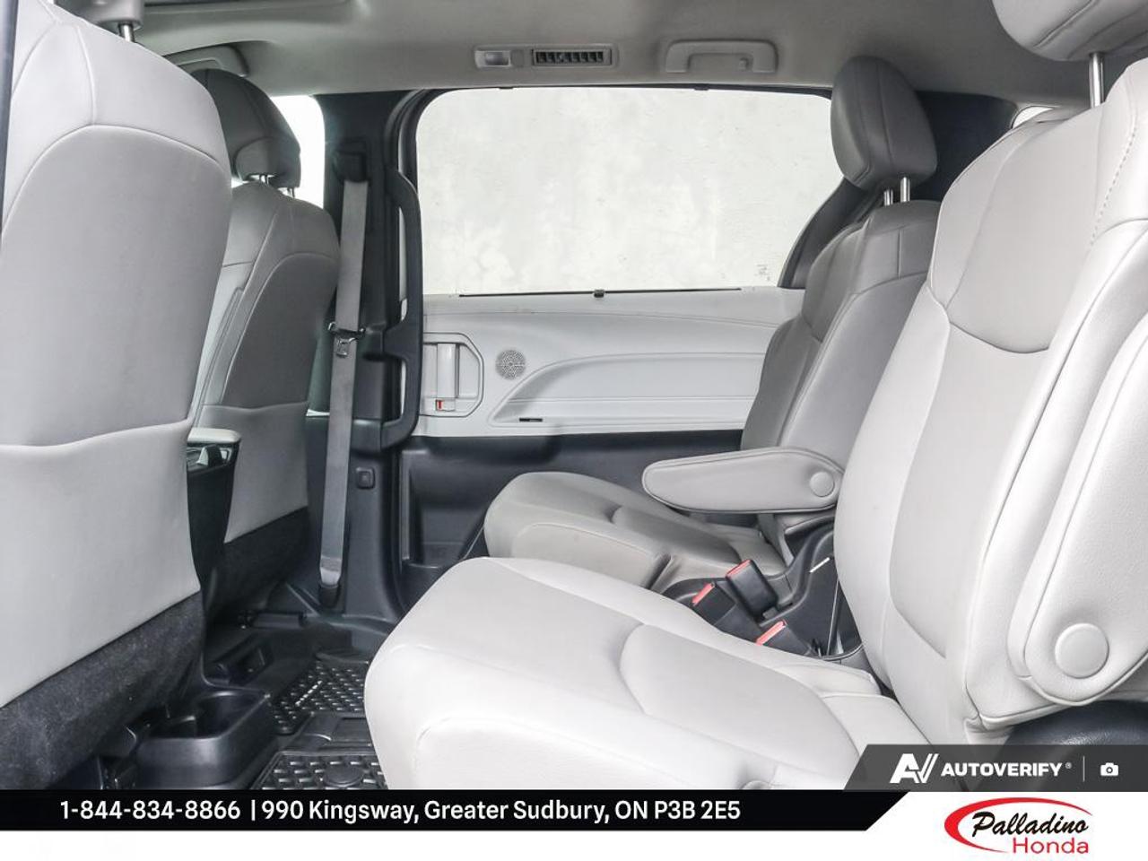 2025 Toyota Sienna LE Photo