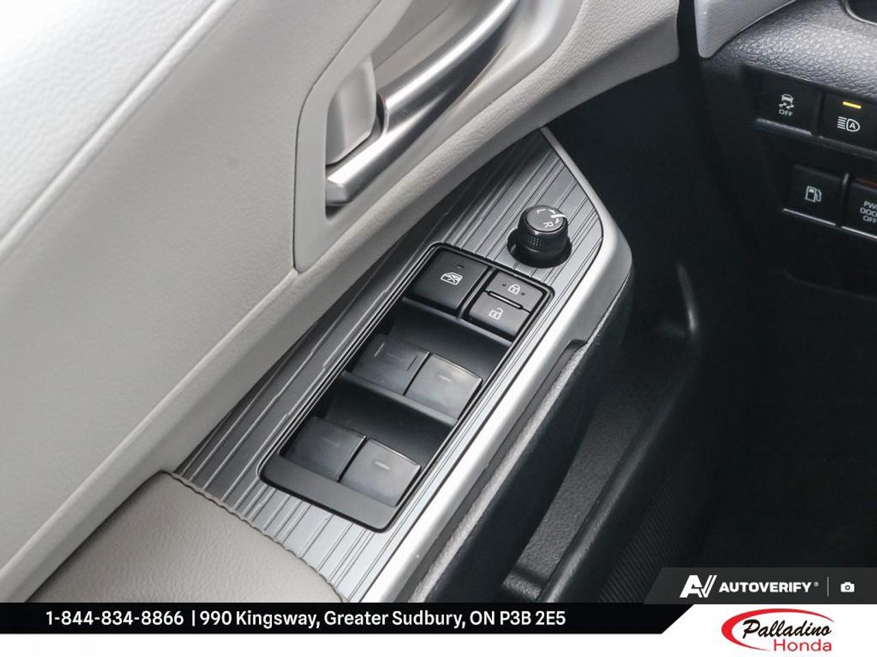 2025 Toyota Sienna LE Photo