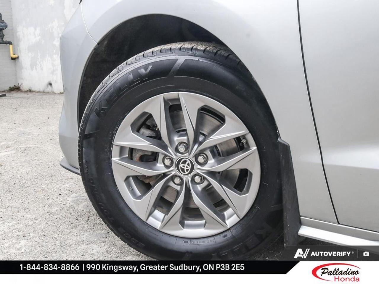 2025 Toyota Sienna LE Photo
