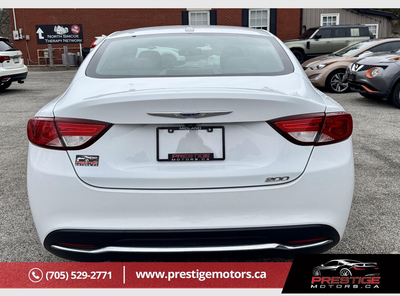 2015 Chrysler 200 Limited Photo3