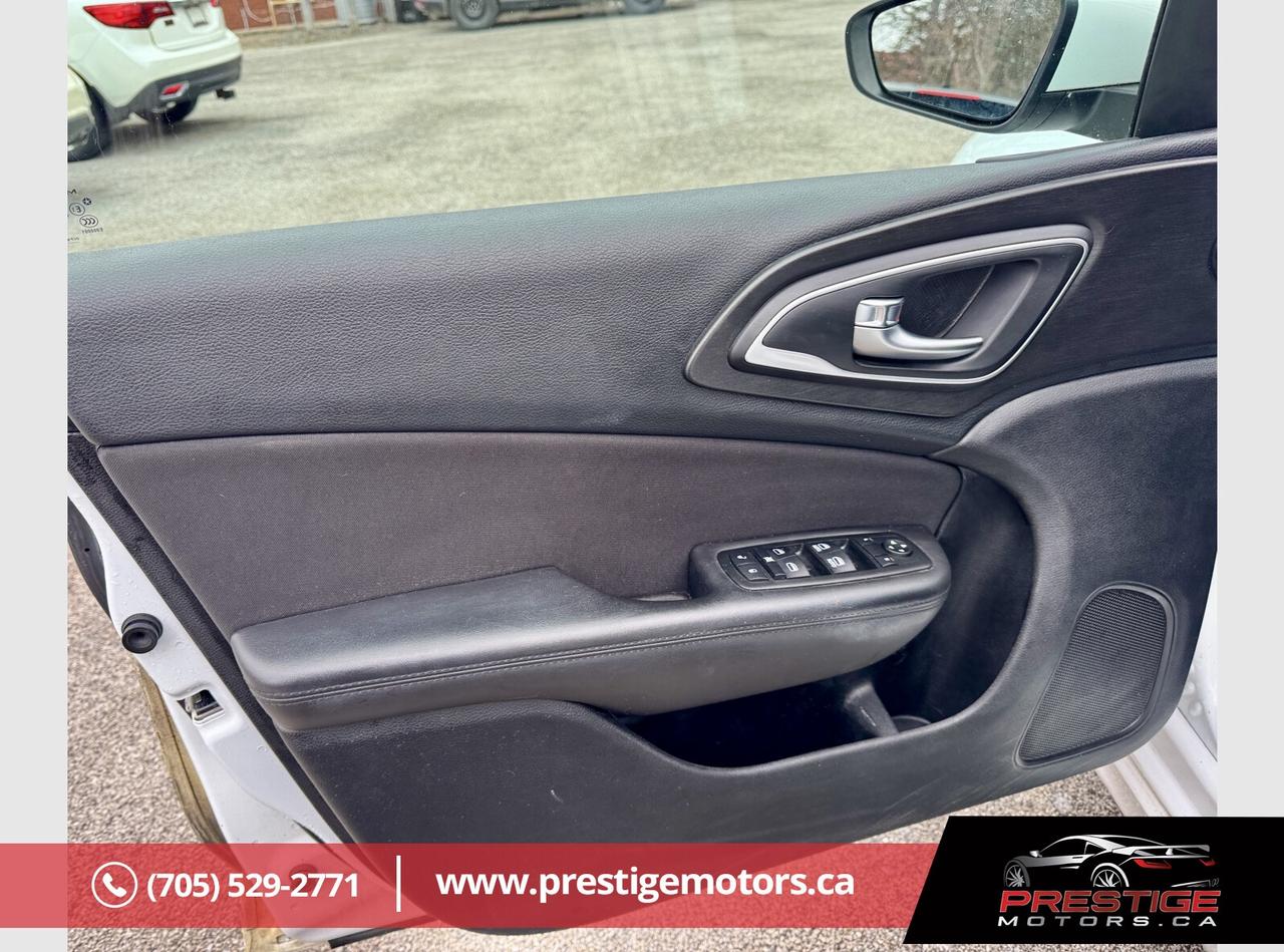 2015 Chrysler 200 Limited Photo