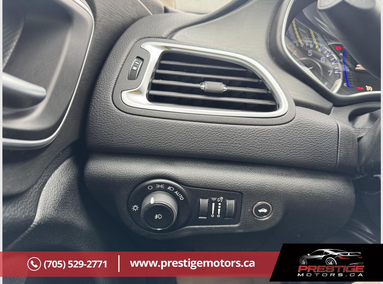 2015 Chrysler 200 Limited Photo