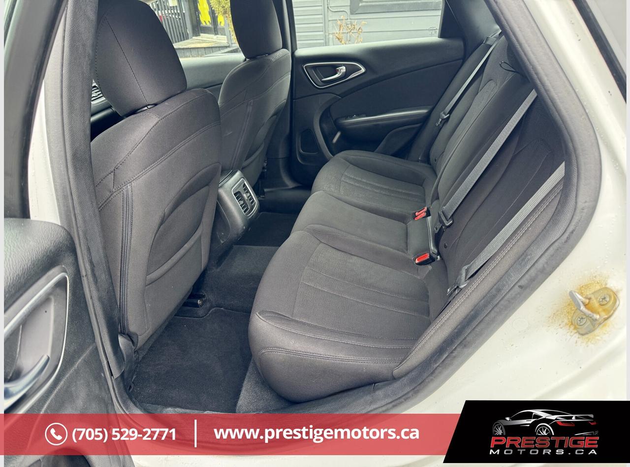 2015 Chrysler 200 Limited Photo